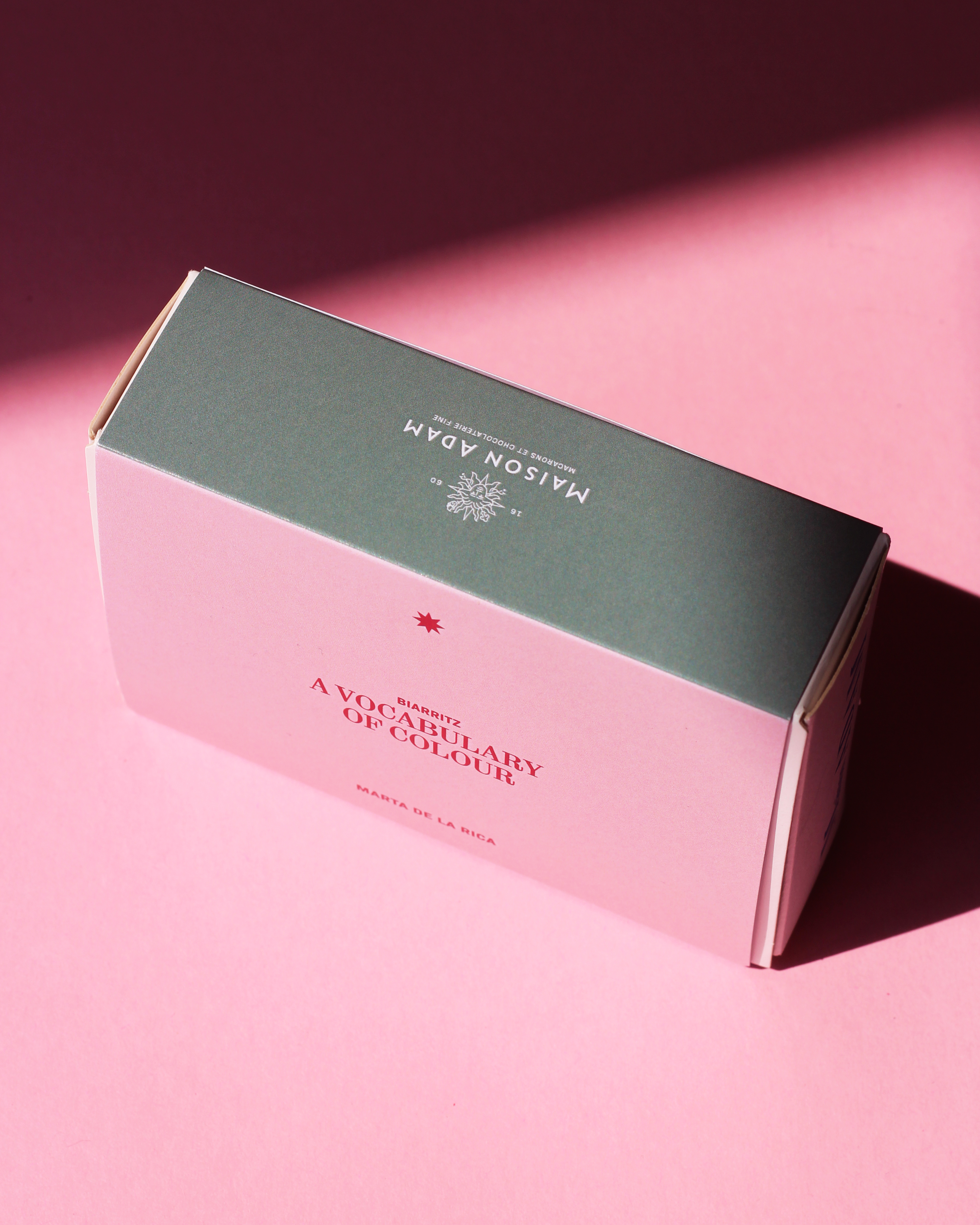 Packaging boite gâteaux biscuits macarons, boulanger, patissier, cooking différents formats, impression numérique découpe à la forme. marquage à chaud, impression haut de gamme, luxe, embellissement , dorure, petite et moyenne série. Packaging pas cher, haute valeur ajoutée, made in france, artisanat, foilco, kurz, procop, antalis, Colorplan, Fedrigoni, GF Smith, foil, embossing, letterpress, Pantone.