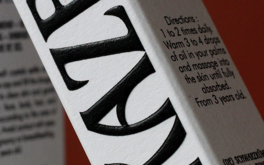 marquage à chaud, impression haut de gamme, luxe, embellissement , dorure, petite et moyenne série. Packaging pas cher, haute valeur ajoutée, made in france, artisanat, foilco, kurz, procop, antalis, Colorplan, Fedrigoni, GF Smith, foil, embossing, letterpress, Pantone, sur mesure packaging. Zoom gaufrage sur impression numérique